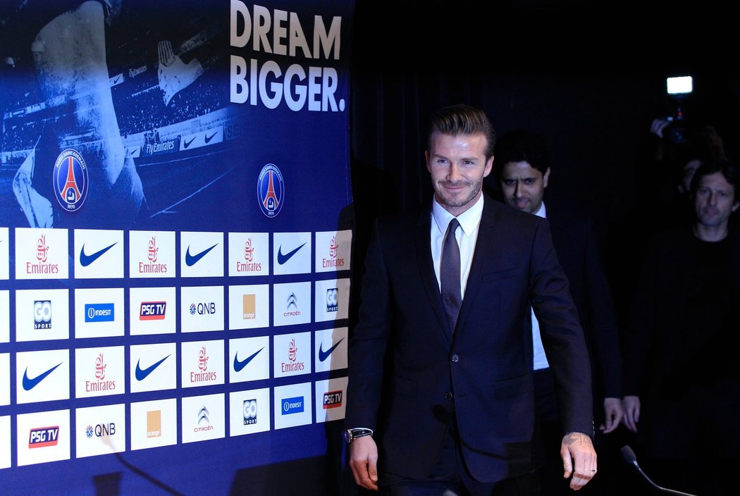 David Beckham přichází na tiskovou konferenci, kde oznámil přestup do PSG