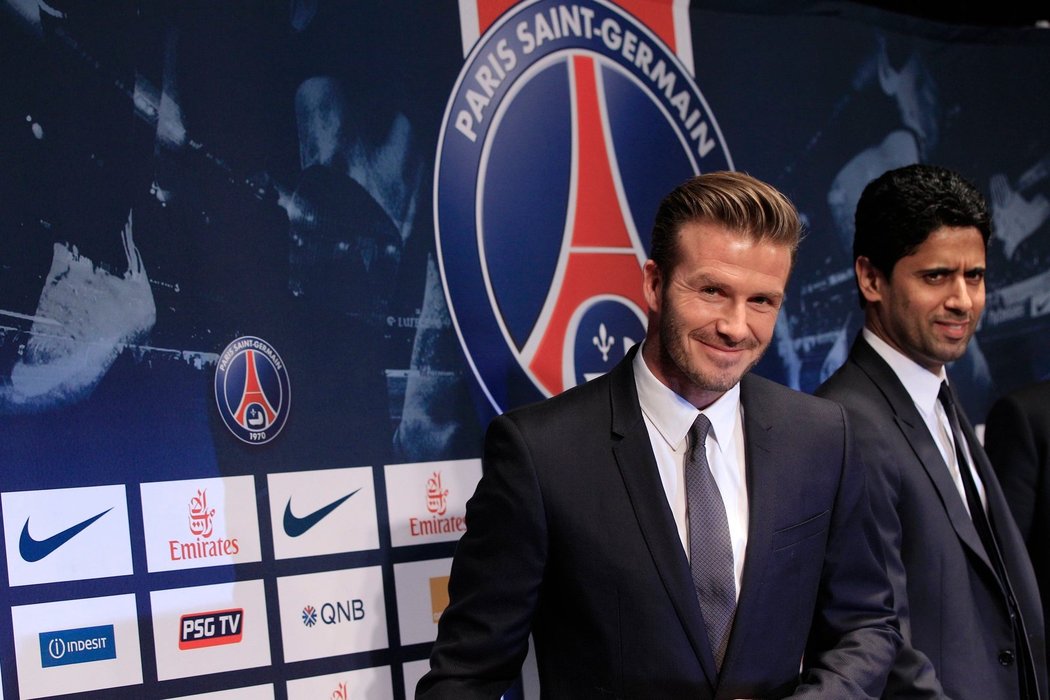 Usměvavý Beckham přiletěl do Paříže v dobré náladě, po absolvování lékařské prohlídky oficiálně oznámil přestup do nového klubu