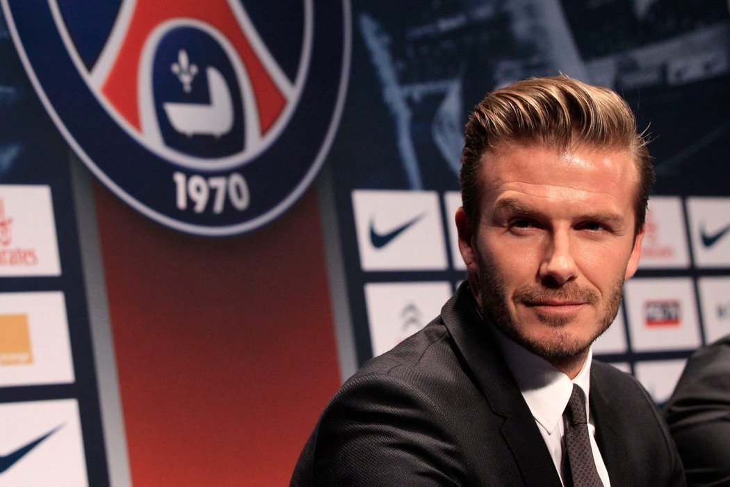 Anglický záložník David Beckham oznamuje dohodu na pětiměsíční smlouvě s PSG