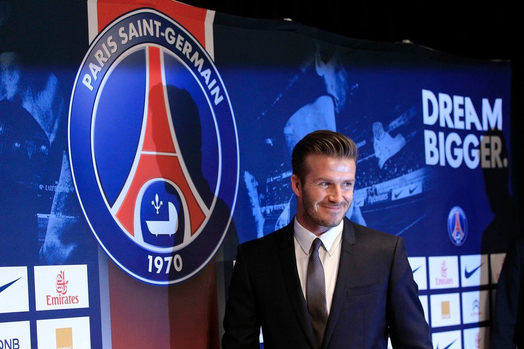 Beckham v tiskovém středisku PSG, kde s klubem podepsal pětiměsíční kontrakt
