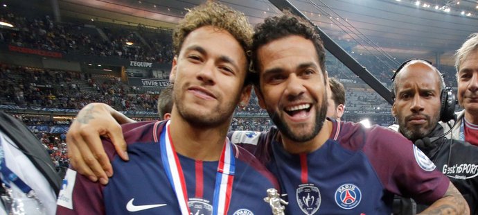 Neymar s brazilským spoluhráčem Danim Alvesem slaví pohárový triumf PSG