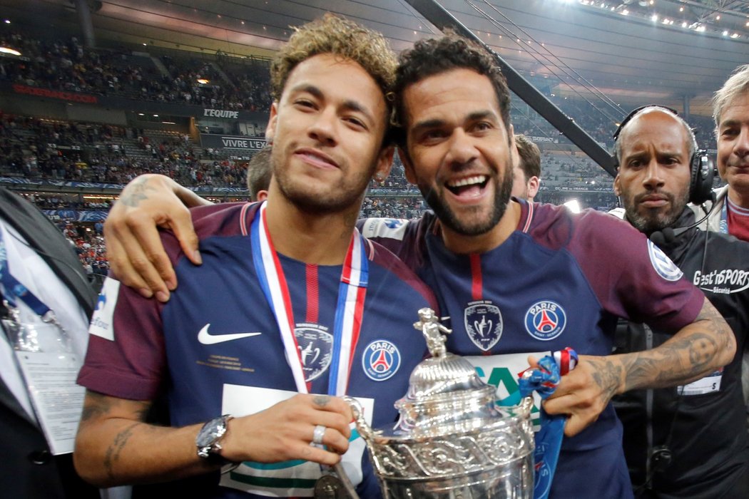 Neymar s brazilským spoluhráčem Danim Alvesem slaví pohárový triumf PSG