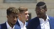 Francouzský záložník Paul Pogba (vpravo) se sopluhráčem Kingsley Comanem