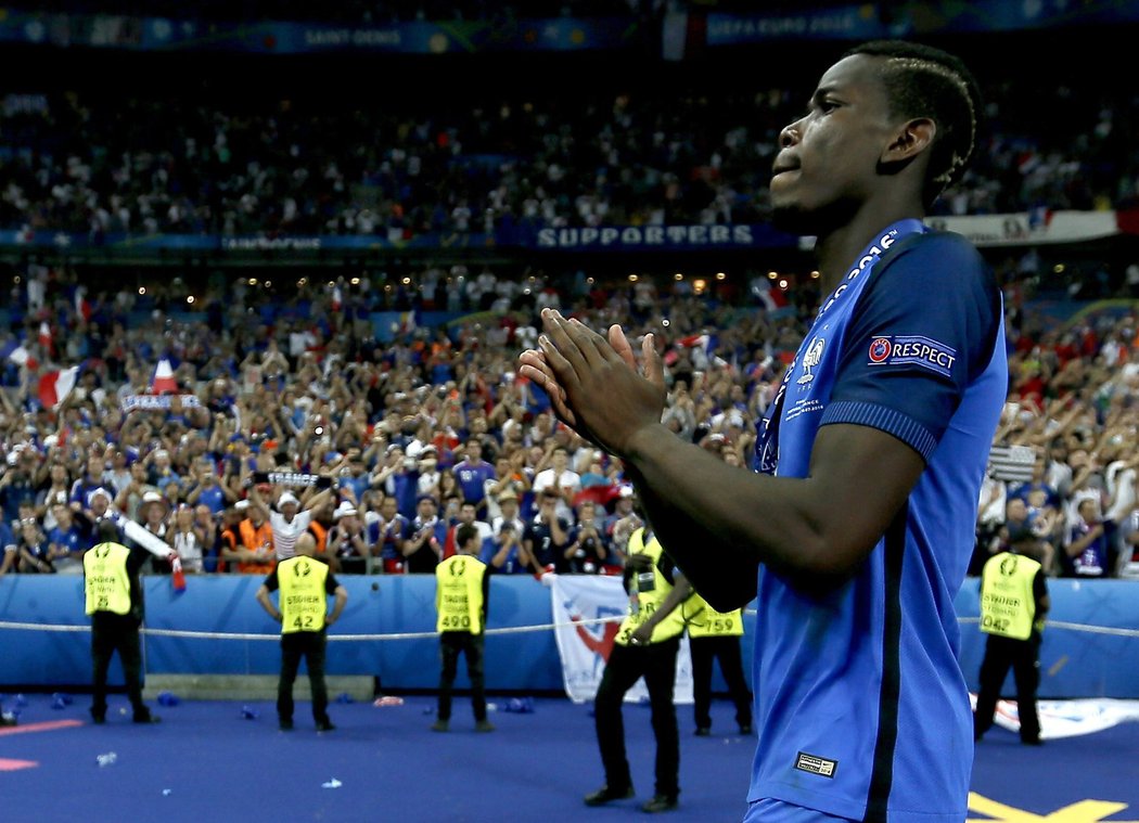 Zklamaný záložník Francie Paul Pogba děkuje fanouškům po prohraném finále