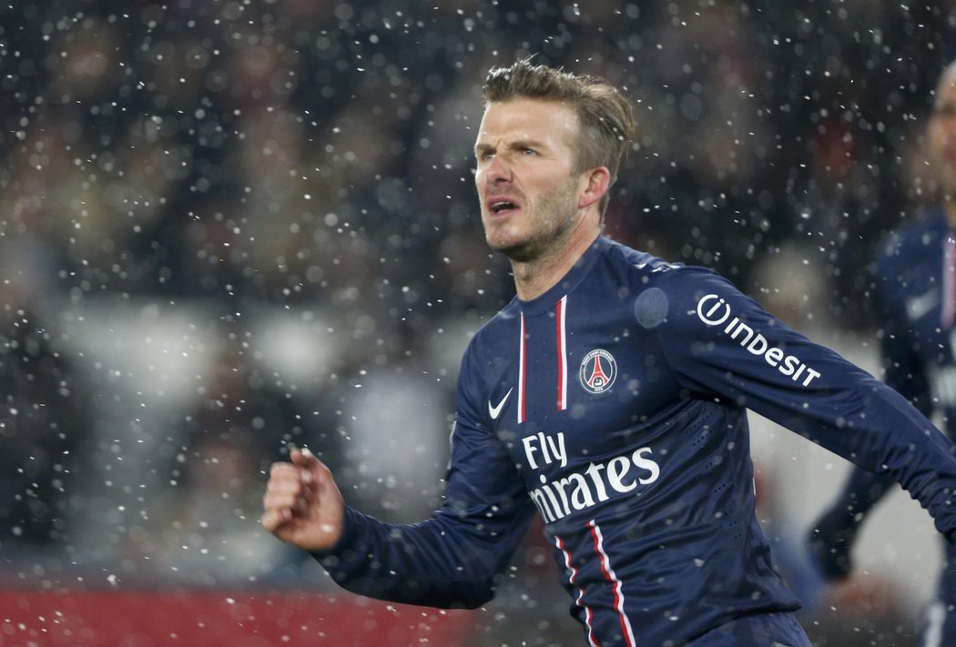 Angličan David Beckham v akci v dresu francouzského PSG. Premiéra dopadla dobře, PSG vyhrálo nad Marseille