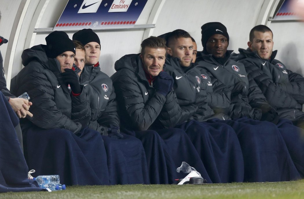 Anglický záložník David Beckham ještě na lavičce PSG před zápasem s Marseille