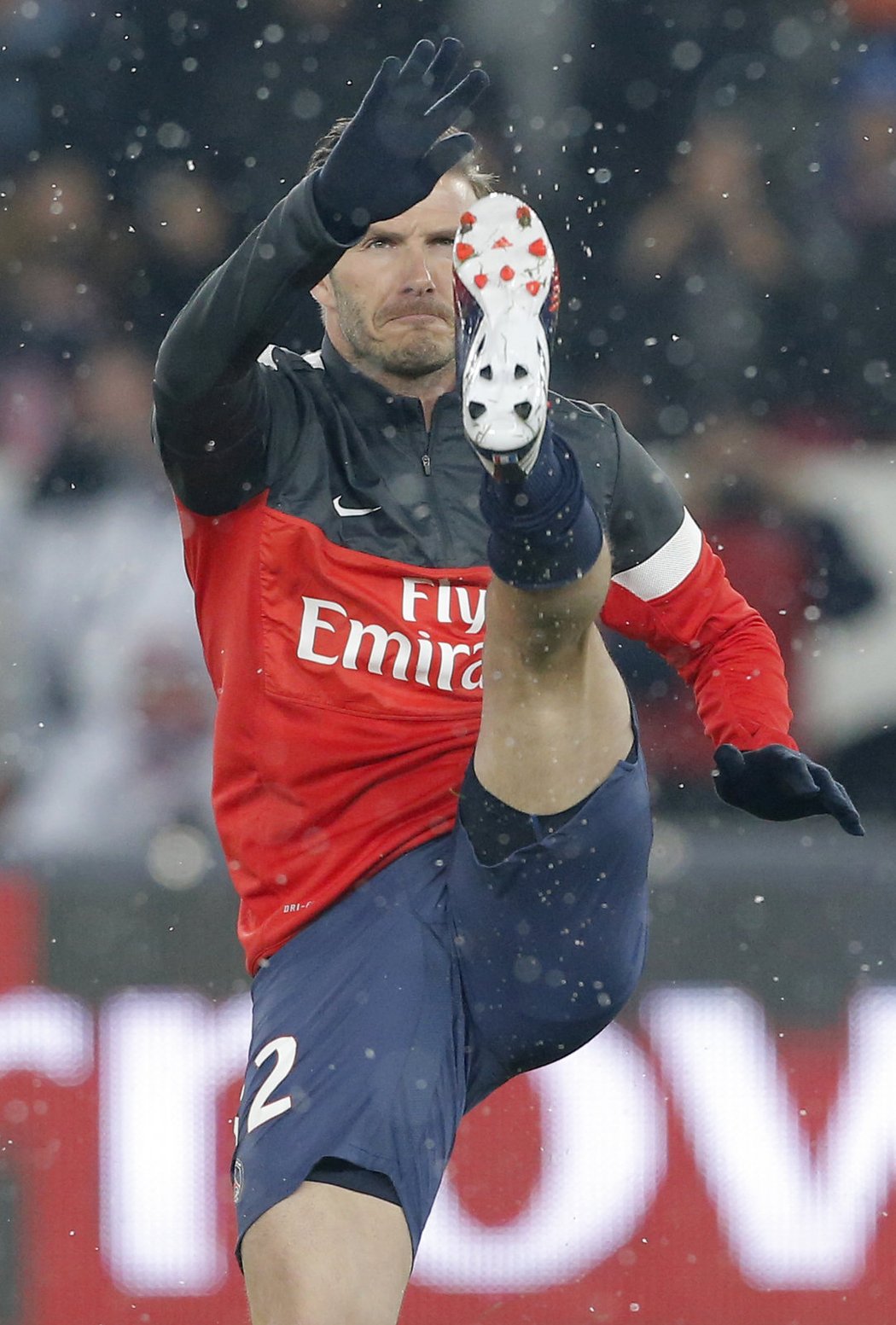 Anglický záložník David Beckham si vysloužil ovace už ve chvíli, kdy se šel v neděli rozcvičovat. Nakonec v dresu PSG nastoupil v 76. minutě a slavil se svým týmem výhru 1:0 nad Marseille