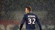 Nejvíce vydělávající fotbalisté podle magazínu France Football (v milionech eur): 1. Beckham (Angl./Paris St. Germain) 36