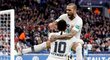 Krajní bek PSG Dani Alves slaví spolu s Neymarem trefu do sítě Rennes ve finále francouzského poháru 