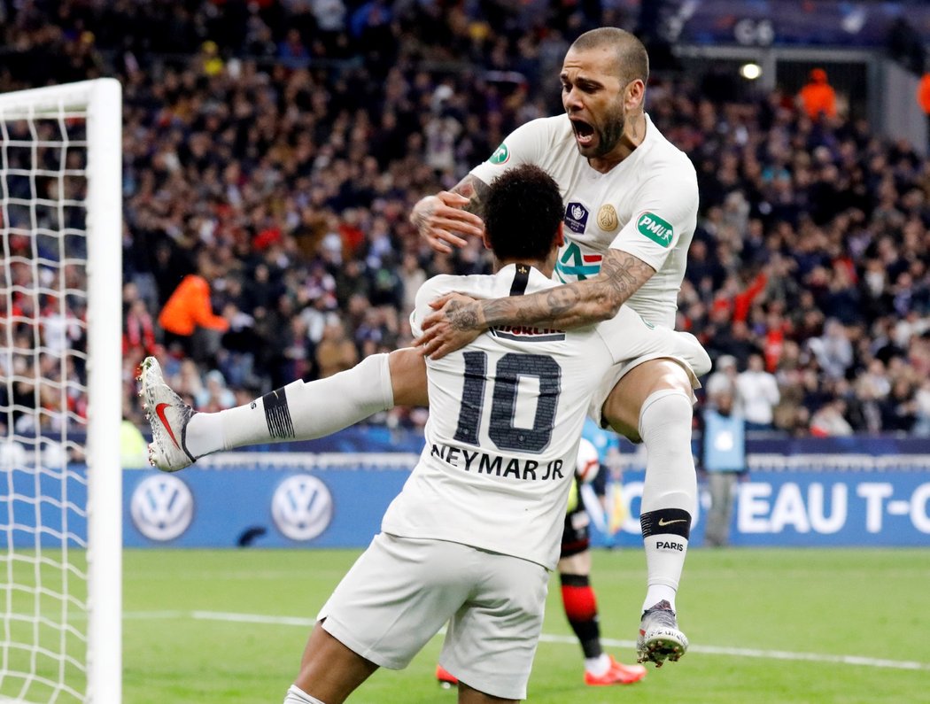 Krajní bek PSG Dani Alves slaví spolu s Neymarem trefu do sítě Rennes ve finále francouzského poháru