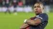 Kylian Mbappé se raduje z jednoho ze svých čtyř gólů v zápase proti Lyonu