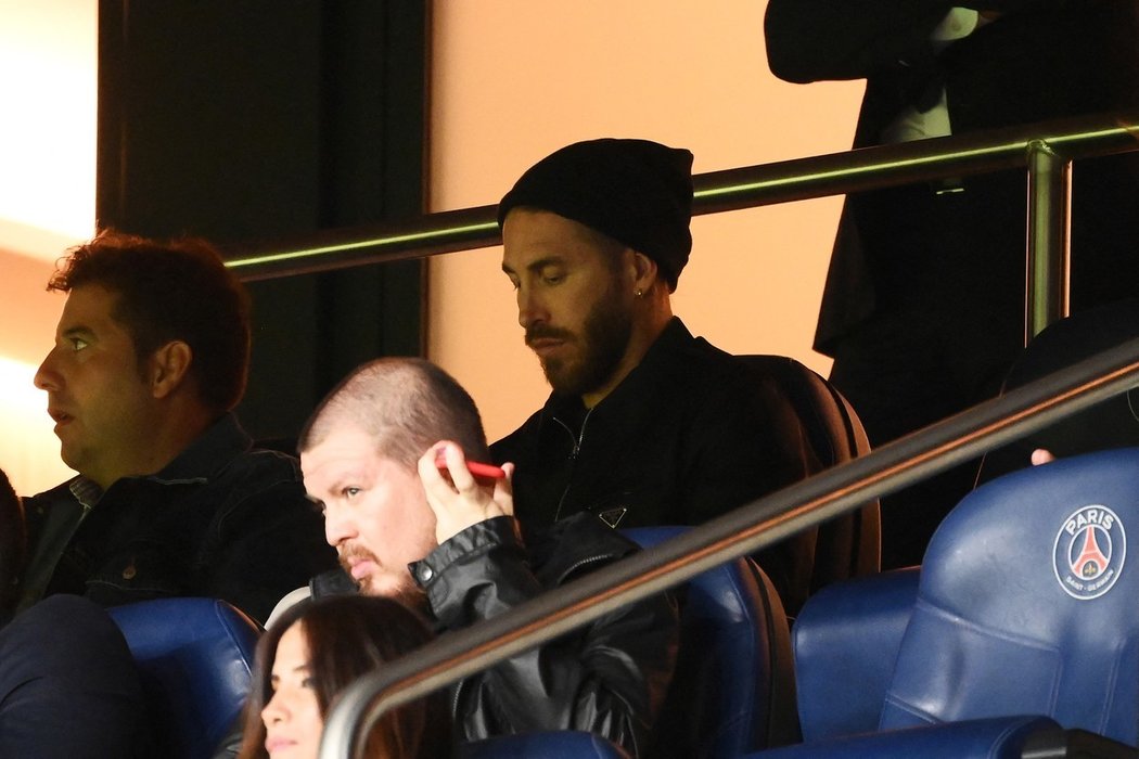 Sergio Ramos zatím sleduje zápasy PSG jen z tribuny