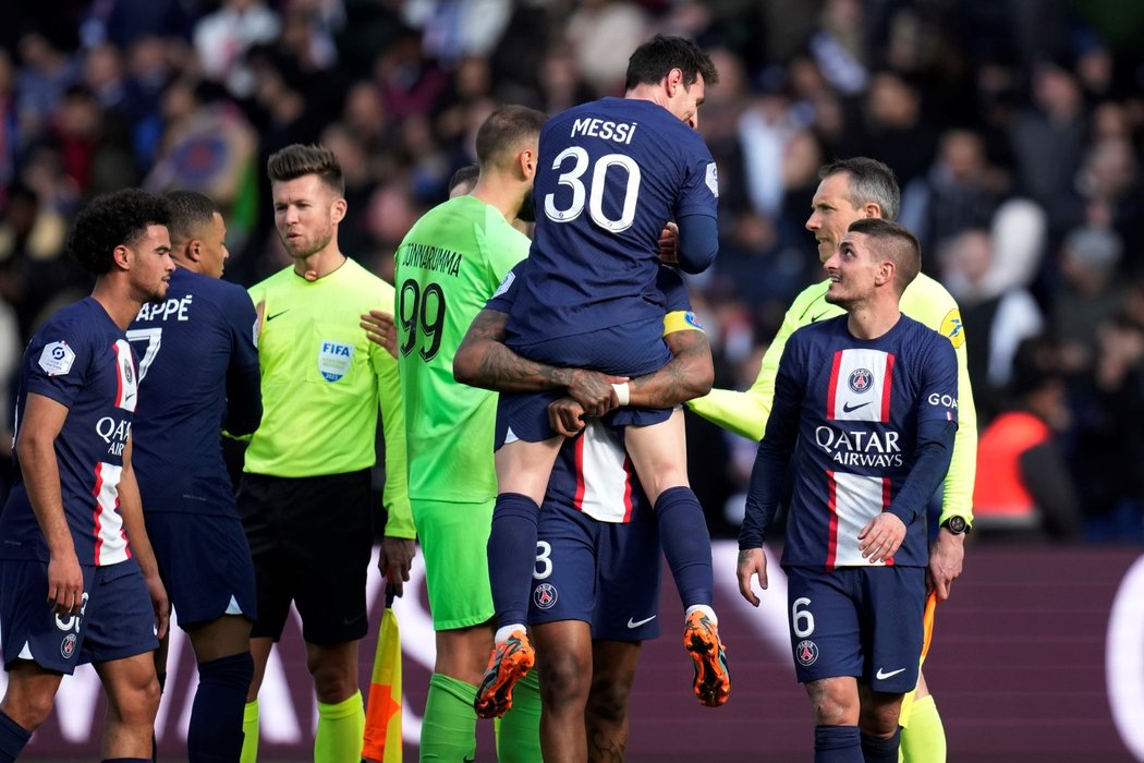 Hráči PSG slaví výhru nad Lille, Lionel Messi se ocitl nad hlavami spoluhráčů