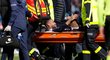 Zraněný brazilský útočník Neymar opouští hřiště během zápasu PSG proti Lille