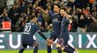 Neymar a Messi se radují z branky PSG proti Lens
