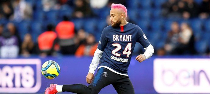 Neymar na rozcvičku PSG v utkání s Montpellier přišel v dresu s číslem Kobeho Bryanta, tragicky zesnulého basketbalisty