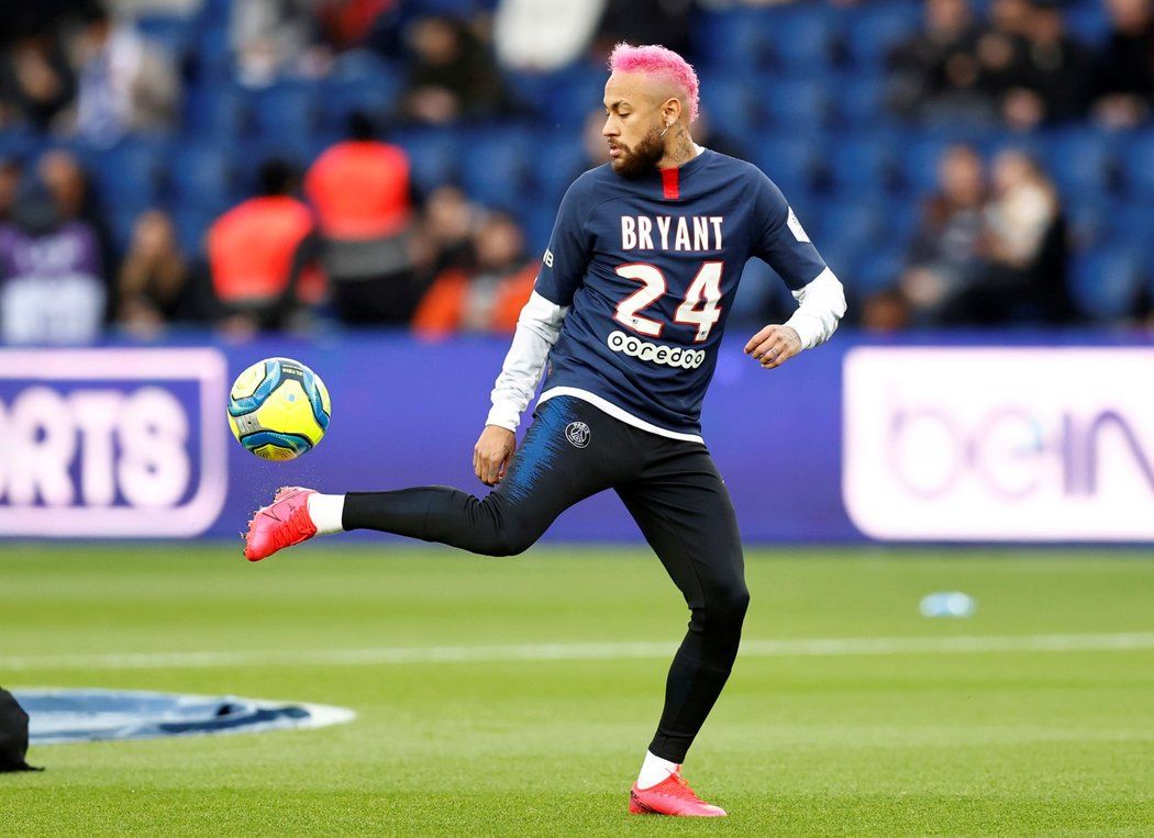 Neymar na rozcvičku PSG v utkání s Montpellier přišel v dresu s číslem Kobeho Bryanta, tragicky zesnulého basketbalisty