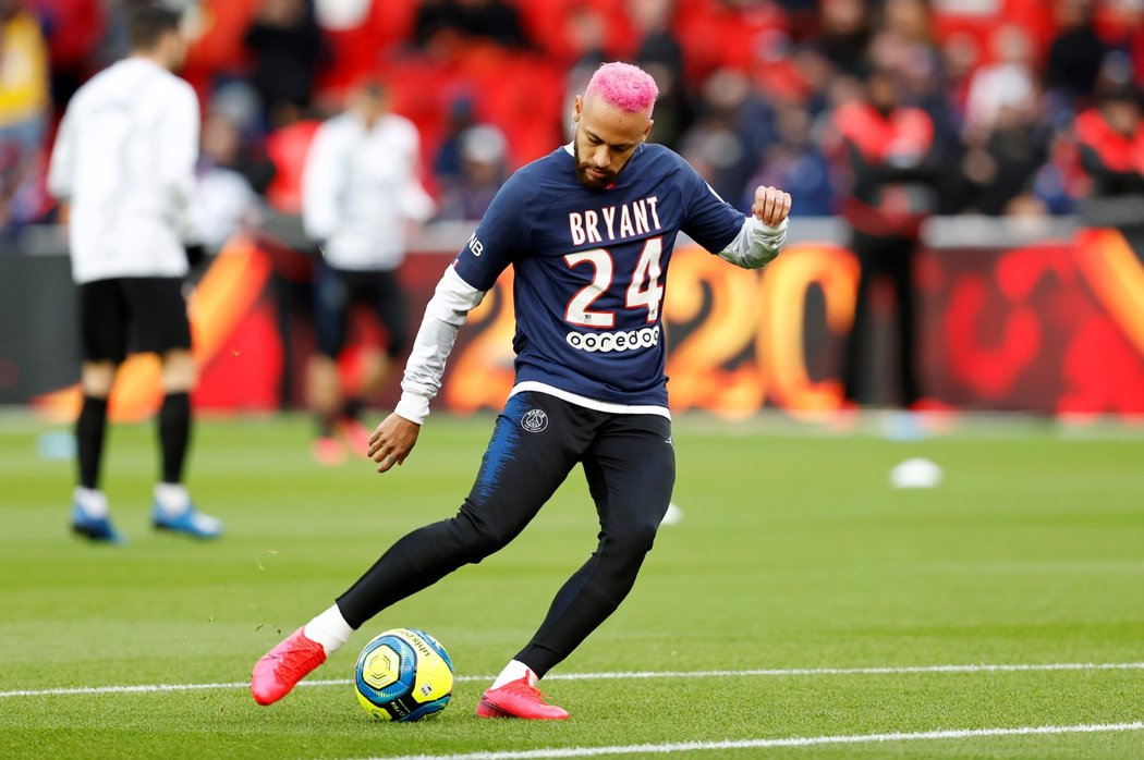 Neymar na rozcvičku PSG v utkání s Montpellier přišel v dresu s číslem Kobeho Bryanta, tragicky zesnulého basketbalisty