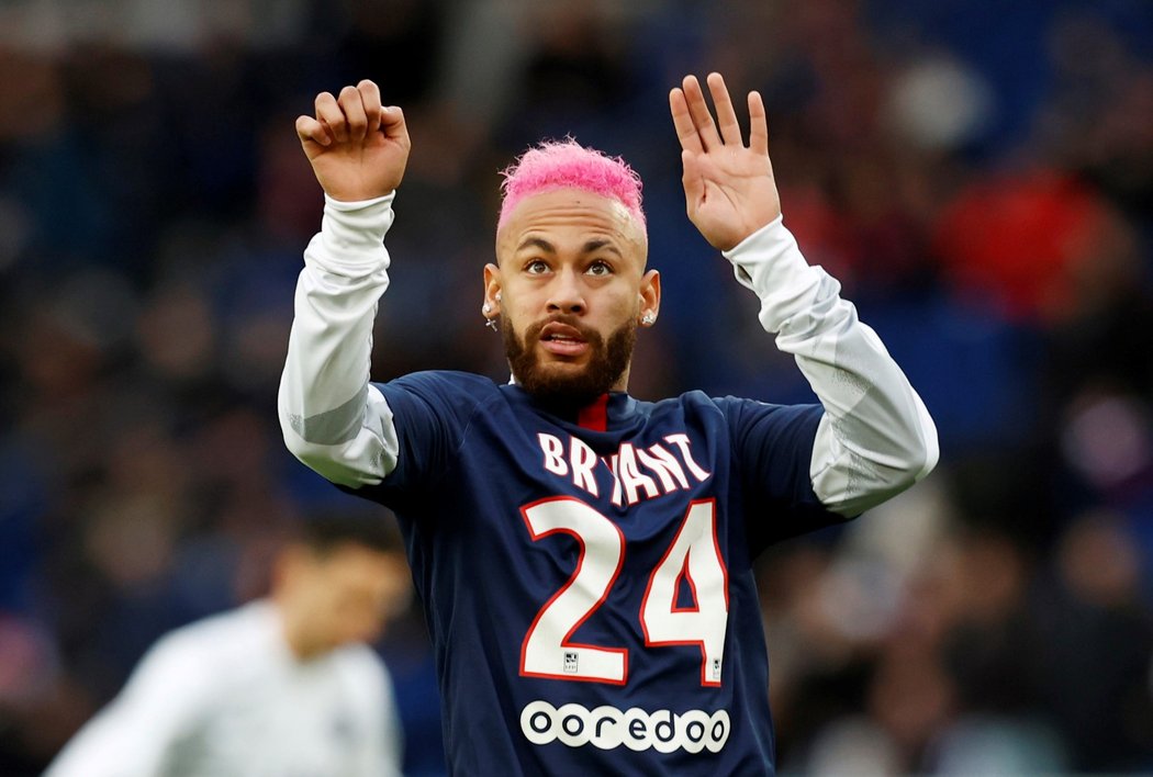 Neymar na rozcvičku PSG v utkání s Montpellier přišel v dresu s číslem Kobeho Bryanta, tragicky zesnulého basketbalisty