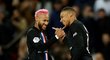 Útočníci Neymar s Mbappém slaví branku PSG v utkání s Montpellier