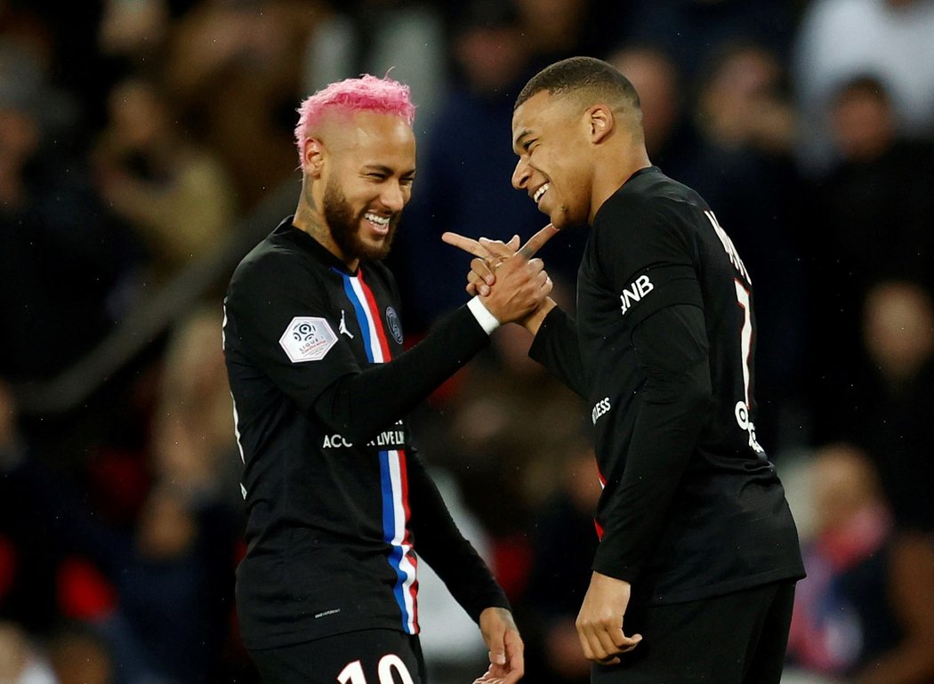 Útočníci Neymar s Mbappém slaví branku PSG v utkání s Montpellier