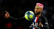 Útočník PSG Neymar se snaží prosadit v utkání proti Montpellier