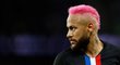 Brazilský útočník Neymar v utkání PSG proti Montpellier, do nějž nastoupil s růžově obarvenou hlavou