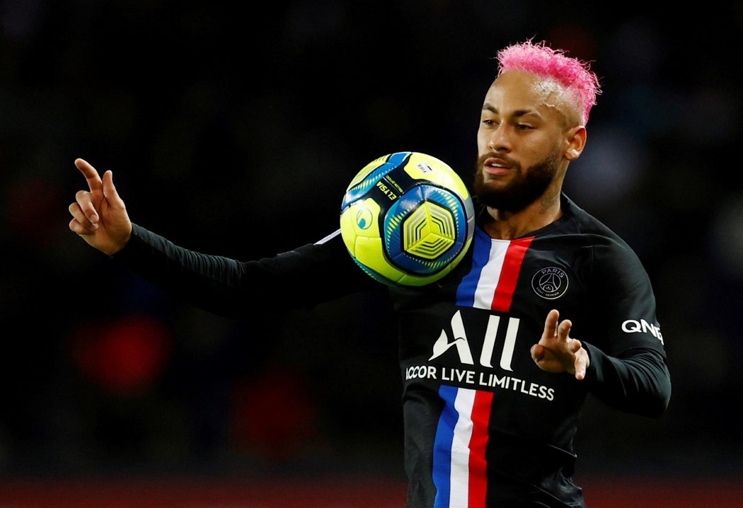 Útočník PSG Neymar se snaží prosadit v utkání proti Montpellier