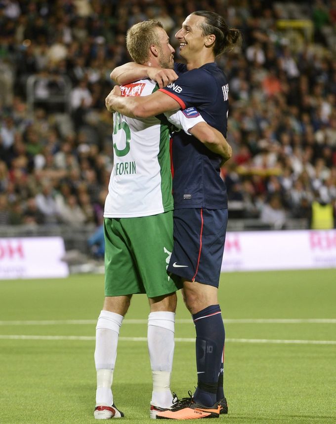 Obejmi mě! Ibrahimovic zpackal kličku, útěchu našel v náručí soupeře Obejmi mě! Ibrahimovic zpackal kličku, útěchu našel v náručí soupeře