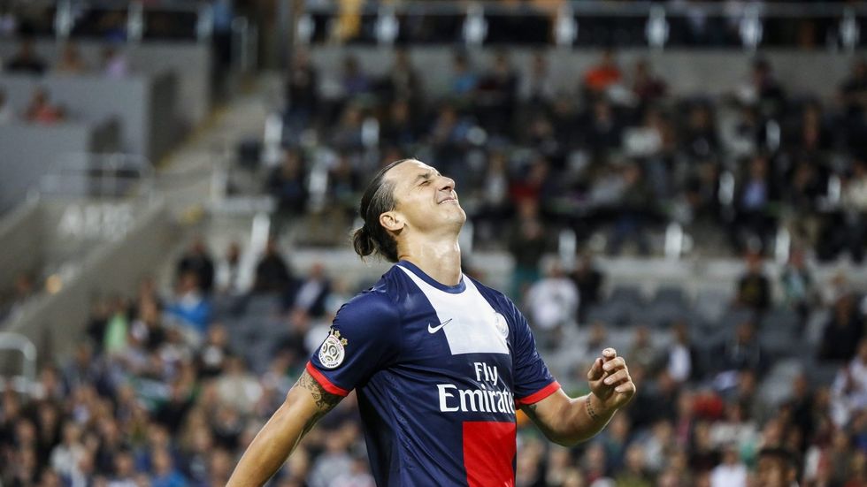 Mistr grimas. Zlatan Ibrahimovic byl ve velké pohodě, s PSG se podíval do rodného Švédska