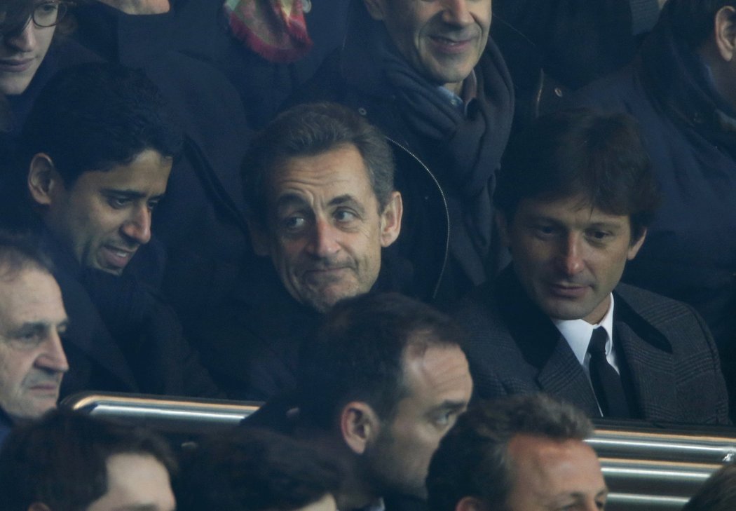 Bývalý francouzský prezident Nicolas Sarkozy ve společnosti vlastníka PSG Nassera Al-Khelaifiho (vlevo) a klubového sportovního ředitele Leonarda (vpravo)