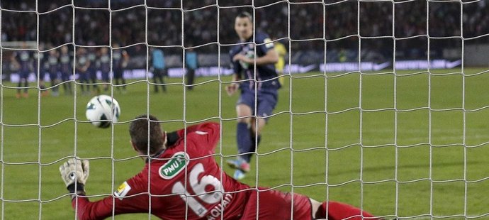 Brankář Bertrand Laquait vychytal Evianu postup do semifinále Francouzského poháru, na snímku právě likviduje pokus Zlatana Ibrahimovice