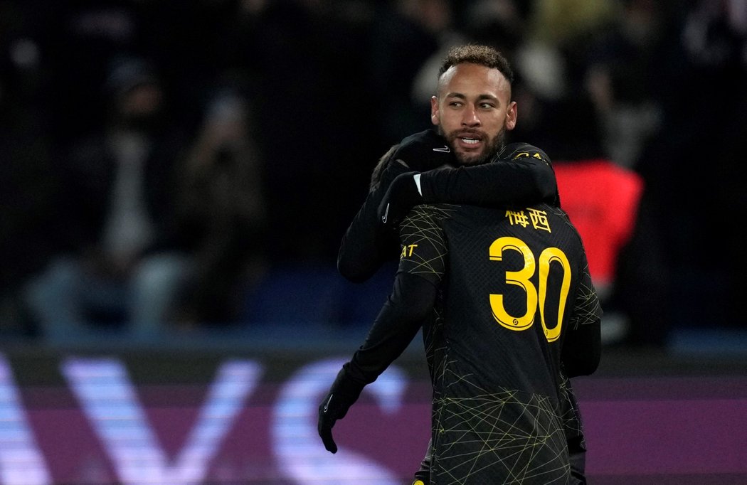 Neymar se raduje s Messim ze svého gólu proti Remeši