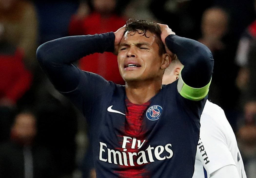 Kapitán PSG Thiago Silva poté, co jeho tým ztratil v lize body