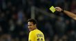 Hvězdný útočník Neymar poté, co v utkání PSG se Štrasburkem dostal žlutou kartu