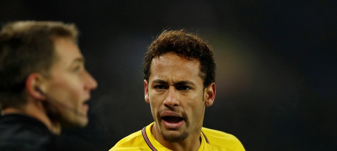 Naštvaný útočník PSG Neymar debatuje s rozhodčím v utkání se Štrasburkem