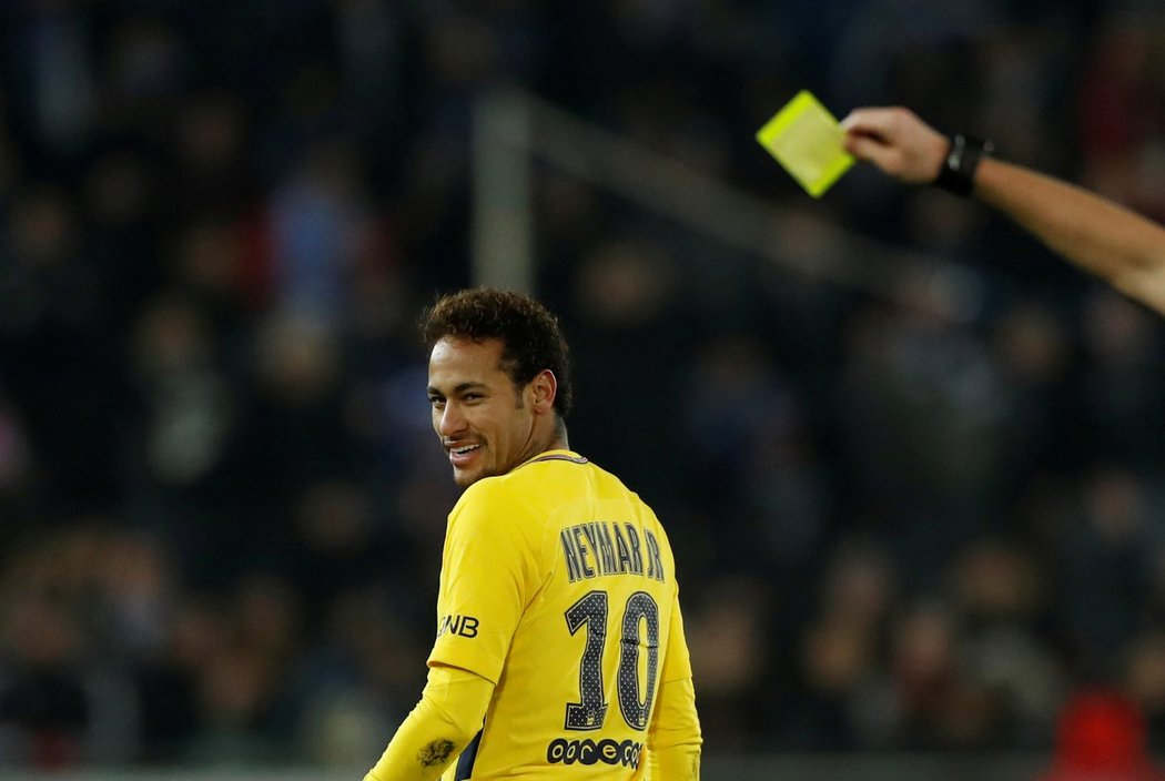 Hvězdný útočník Neymar poté, co v utkání PSG se Štrasburkem dostal žlutou kartu