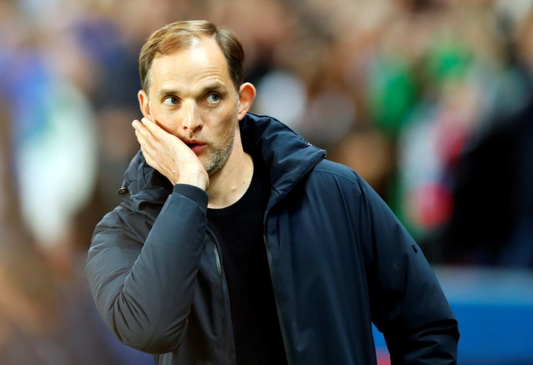 Zamyšlený trenér PSG Thomas Tuchel během ligového utkání