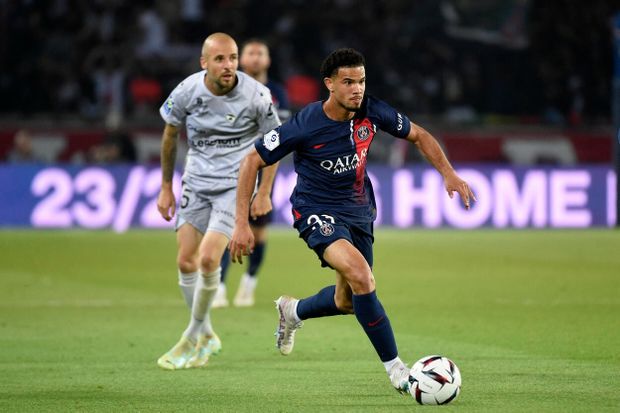 Warren Zaïre-Emery v dresu PSG v ligovém zápase proti Clermontu Warren Zaïre-Emery v dresu PSG v ligovém zápase proti Clermontu