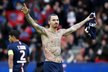 Zlatan Ibrahimovic ukázal na oslavu dočasné tetování se jmény hladovějících lidí...