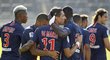 Hráči PSG slaví vítězství na hřišti nováčka z Nimes