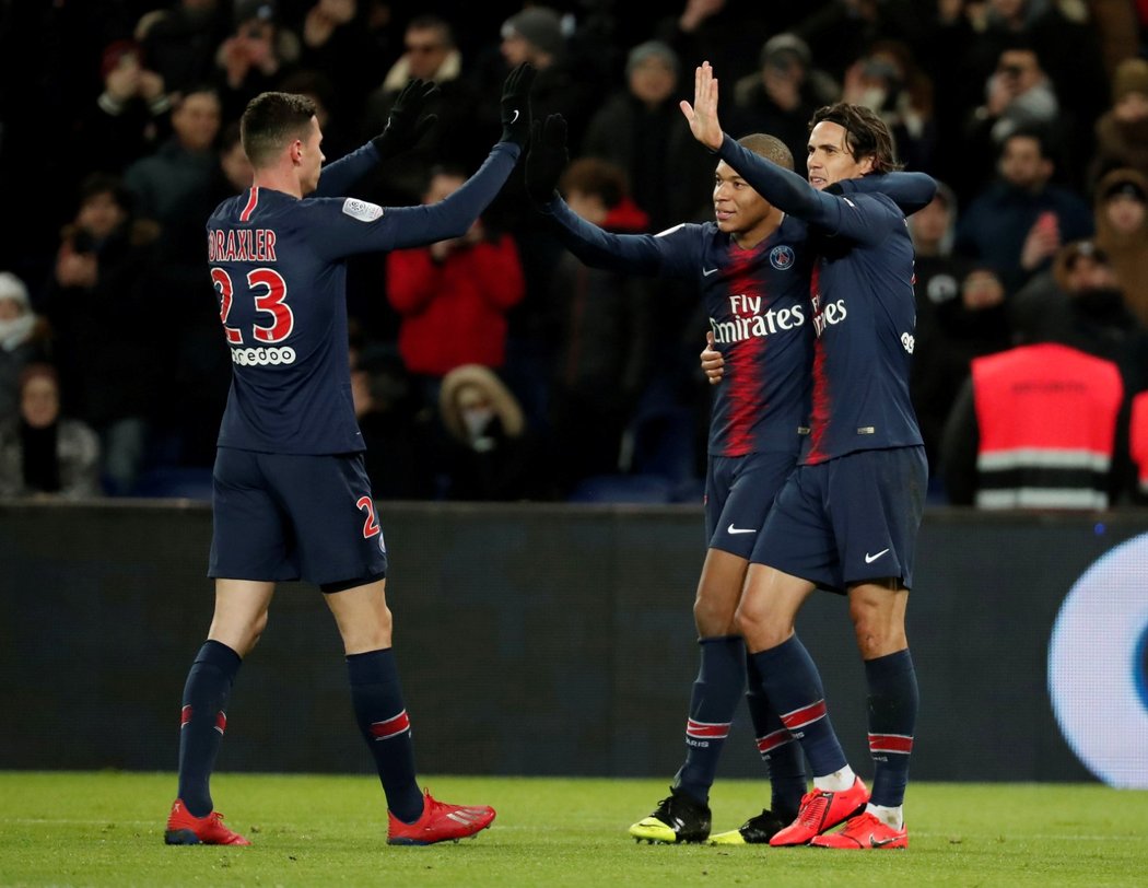 Hráči PSG oslavují výhru nad Rennes