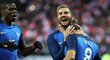 Veliká radost francouzských fotbalistů po vstřeleném gólu