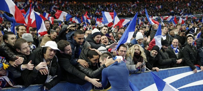 Šťastní fanoušci oslavují postup svého týmu na světový šampionát