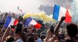 Francouzští fanoušci sledují průjezd mistrů světa