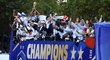 Francouzští fotbalisté během oslav titulu z MS projíždí Paříží