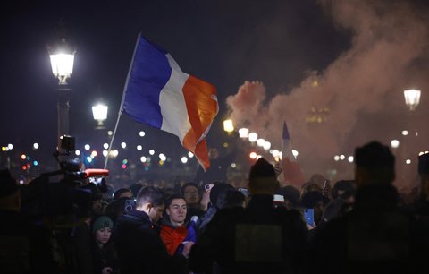 Francouzské fotbalisty vítaly v Paříži tisíce lidí