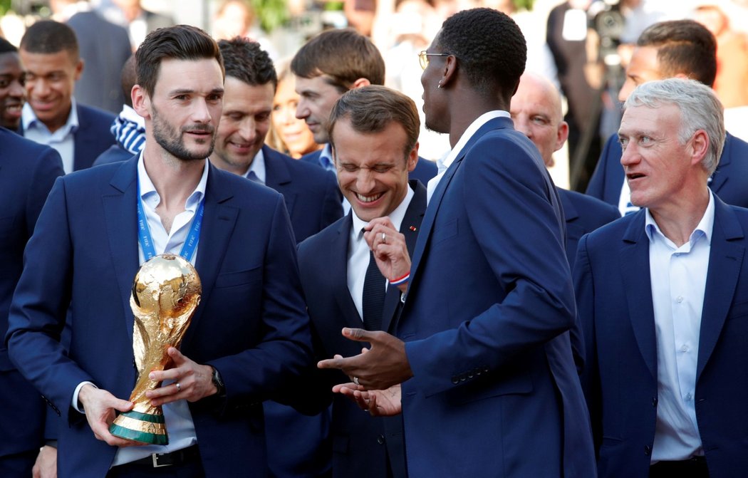 Brankář Hugo Lloris s trofejí mistra světa