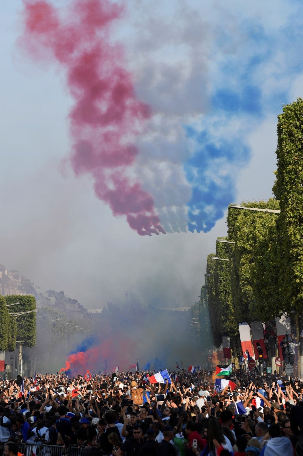 Stíhačky vytvořily pomocí dýmu nad hlavami fanoušků barvy francouzské vlajky