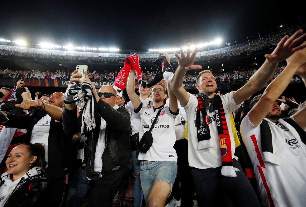 Nadšení fanoušci Frankfurtu obsadili Camp Nou a oslavili postup přes Barcelonu